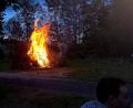 Bild: R. Kreuzer
Das Johannisfeuer der Brandweihersiedler lodert in den Nachthimmel.