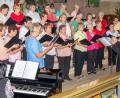 Bild: chl
Unter der Leitung von Heinz Krob (vorn rechts) gestalten die Sängerinnen des Landfrauen-Singkreises den Festgottesdienst anlässlich des 20- jährigen Bestehens in der Gebenbacher Pfarrkirche.