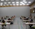Bild: jzk
Bei hochsommerlichen Temperaturen schwitzen die 37 Mittelschüler bei der Prüfung für den mittleren Schulabschluss im Fach Deutsch in der Mehrzweckhalle.
