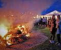 Bild: twi
Gute Stimmung rund um das große Feuer auf dem Neunaigener Festplatz.