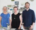 Bild: Gerhard Götz
Anne Krinsky, Lisa Young und Howie Kenty (von links) arbeiten bereits fleißig, um ihre Werke beim Tag der offenen Studios präsentieren zu können. Schriftstellerin Lenore Hart musste für einen Auftrag in die USA zurückreisen, kommt aber wieder nach Schwandorf.