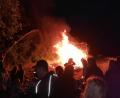 Bild: eig
Die Feuerwehr hilft, das Feuer in Schach zu halten, während die Jugendlichen ihre Gäste bewirten.