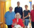 Bild: cs
Zu den Gratulanten am 80. Geburtstag von Helga Schnelle zählen (stehend, von links), ihre Tochter Jessyka, Pfarrer Moritz von Niedner, Pflegedienstleiterin Birgit Gsell und Stadtrat Eugen Eckert.