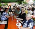 Bild: rgl
Beim Pfarrfest genießen die Besucher den Plausch mit den Nachbarn, Getränke und das Essen.