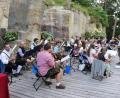 Bild: myd
Musiker der Hahnbacher Marktbläser und der Blaskapelle Ammerthal leiteten gemeinsam mit zünftiger Blasmusik das Fest auf dem Schönberg ein.
Beide Gruppen waren bereits in Südkorea auf Konzert-Tour.
