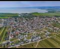 Bild: exb, Gemeinde Weiden am See
Weiden am See. In den 50 Jahren der Patenschaft mit Weiden konnte die burgenländische Gemeinde am Neusiedler See die Zahl der Einwohner von rund 1700 auf inzwischen 3500 verdoppeln. Im Bild (oben Mitte) der Seepark, der mit dem Restaurant „Das Fritz“ ein neues Highlight erhielt.