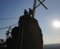 Bild: mde
Auf der Basaltkuppe Anzenberg wurde auf der spitzigen Felsengruppe Anzenstein ein neues Gipfelkreuz errichtet. Die Männer der Feuerwehr Kötzersdorf erwendeten dazu Leitern, einen Flaschenzug und waren mit Absturzsicherung ausgerüstet.