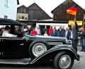 Bild: R. Kreuzer
Ein Oldtimer lässt sich von OB Kurt Seggewiß im Vorjahr auf die Runde schicken.