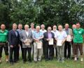 Bild: frd
Acht jener 20 Gründungsmitglieder, die den FC Pertolzhofen vor 50 Jahren ins Leben gerufen haben, sind beim Festakt zum Jubiläum ausgezeichnet worden. Vertreter von Landkreis, Gemeinde und Fußballverband überbrachten dazu ihre Glückwünsche.