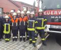 Bild: rtw
Die stolzen Feuerwehrleute nach der bestandenen Prüfung mit den Schiedsrichtern und Zweitem Bürgermeister Wolfgang Rattai (links).
