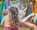 Bild: Patrick Pleul/dpa
Wasser macht Kindern bei heißem Wetter am meisten Spaß. Doch neben der Freude am Sonnenschein, muss auch der richtige Schutz bedacht werden. Wie das in Kindergärten geregelt wird, erklären Klinderpfleger- und Erzieherinnen aus den Einrichtungen in Kemnath, Brand und Premenreuth.