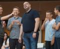 Bild: fppp
Die Lehrer Ralf Knappe und Markus Hartung (Zweiter und Dritter von links) versuchen sich im „Speak-Out“. Dabei liest einer einen lustigen Satz vor, der andere muss ihn verstehen und nachsprechen – gar nicht so einfach mit einer Art Gebissschiene im Mund.
