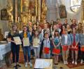 Bild: rkp
Seit 15 Jahren bereichert der Kinder- und Jugendchor "Mosaik" um Leiterin Paula Deml (rechts) die Kirchenmusik in der Pfarrgemeinde Thanstein. Treue Sänger wurden geehrt.