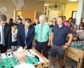 Bild: njn
Zwei nagelneue Kicker sowie Ausrüstungsgegenstände zum Tischtennisspielen sponserten die örtlichen Genossenschaftsbanken. Auf dem Bild (von links) Geschäftsstellenleiter Alexander Goblirsch, Vorstandsvorsitzender Joachim Geyer, Rektor Peter Preisinger sowie Elternbeiratsvorsitzender Martin Gallersdörfer.