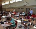 Bild: dob
Nicht ganz so heiß wird es in der Egelseeturnhalle wie in den Klassenzimmern der Realschule. 72 Absolventen müssen nun ihr Wissen abrufen und zu Papier bringen.