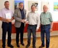 Bild: ex
Bei der Einführung (von links): Hauptamtsleiter Uwe Lindner, Bürgermeister Joachim Neuß, der neue Feldgeschworene Jürgen Beck und Obmann Rudolf Achatz.