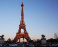 Bild: XinHua/dpa
30.03.2019, Frankreich, Paris: Der Eiffelturm ist vor blauem Himmel zu sehen. Aus Anlass des 130-jährigen Bestehens des Eiffelturms finden ab dem 30. März zahlreiche Veranstaltungen mit Performance, Fotoshows und Spielen statt. Foto: --/XinHua/dpa +++ dpa-Bildfunk +++ |