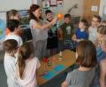 Bild: weu
In anschaulichen Versuchen, die die Schüler begeisterten, machte Sabine Domscheit das Kohlendioxid-Problem sichtbar.