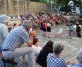 Bild: Dagmar Williamson, dwi
Charmante Umgebung und lockere Stimmung: Das Konzert der OTH-Seelsorge zieht auch neugierige Passanten in seinen Bann.