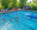 Bild: bsc
„Freibad statt Schule“, lautete am Mittwoch das Motto der Grundschulen Friedenfels und Wiesau. Ziel war das Friedenfelser Freibad. Hier verbrachten die Kinder mit den Lehrern unbeschwerte Stunden.