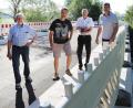 Bild: Götz
Die Sanierung der Schwarzachbrücke in Willhof ist abeschlossen. Zufrieden mit dem Ergebnis zeigten sich (von links) Bürgermeister Georg Köppl, Stephan Strauß von der Firma Guggenberger, Peter Knijnenburg vom Ingenieurbüro "K+U-Plan" und Johannes Schießl von der VG Nabburg.