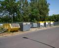 Bild: mte
Geleerte Container, aufgeräumte Wertstoffinsel, eine saubere Königsberger Straße: So sieht’s nach der außerordentlichen Räumung am Mittwochnachmittag aus. Zuvor türmten sich vier Tage lang auf einer Strecke von zehn Metern Müllsäcke, Flaschen und Kartonagen vor dem Containerstandort.