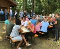 Bild: exb
Vor dem Genuss kommt beim Waldseefest das Anstehen. Die Andrang auf die Spezialitäten ist so groß, dass sich vor der Essenausgabe immer wieder eine Schlange bildet.