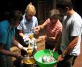 Bild: exb
Hier entsteht die Idee für die besonderen Mischungen: Die Missionsbrücke beim Marmeladekochen im Kongo.