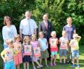 Bild: Stefanie Gradl
Kindergartenleiterin Agnes Strobl, Stefan Nicol von der Sparkasse Amberg-Sulzbach, Bürgermeister Hans-Martin Schertl und Kursleiterin Eva Lange gratulieren den Kindergartenkindern zu ihrem Zeugnis.