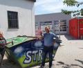 Bild: Cornelia Aschenbach
Cornelia Aschenbach, Leiterin des Jugendzentrums Hängematte, und Ferdinand Strobl am Container, den die Teilnehmer des Graffiti-Workshops aufgehübscht haben.