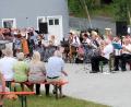 Bild: wlr
Mehr Platz für Musiker und Gäste gibt es bei der Serenade auf dem neuen Dorfplatz.