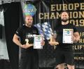 Bild: exb
Die Athleten des KSP Weiden fuhren bei der EM Erfolge ein. Beim Bankdrücken wurde Tim Kassner (links) Zweiter in seiner Gewichtsklasse, Mariusz Matejko gewann in seiner Klasse den Titel.