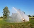 Bild: ck
Abkühlung suchen einige Nachwuchsleute der Feuerwehr Altenstadt bei Vohenstrauß unterm Wasserstrahl des Feuerwehrschlauchs. Dabei bildet sich ein wunderschöner Regenbogen.