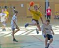 Bild: gud
Die Mannschaften lieferten sich packende Begegnungen: Das Grundschulturnier stellte die ganze Dynamik des Handballsports unter Beweis. Das Bild zeigt die spätere Torschützenkönigin Sarina Krämer (Grundschule Teunz) beim erfolgreichen Wurf.