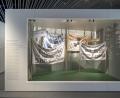 Bild: Haus der Bayerischen Geschichte/www.altrofoto.de
WAA: Selbstgestaltete Fahnen und Banner aus dem Anti-WAA-Protest in Wackersdorf haben eine eigene Bühne im Museum bekommen.