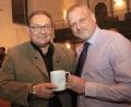 Archivbild: Hirsch
Freundschaft, die verbindet: Der Bürgermeister von Sokolov, Jan Picka (rechts), bedankt sich bei Ernst Schober (links) mit einem Unikat aus der tschechischen Partnerstadt.