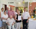 Bild: njn
Agnes Ponnath (Zweite von rechts) feiert ihren 90. Geburtstag. Mit auf dem Bild ihr Ehemann Josef Ponnath (vorne sitzend) und Tochter Monika (Zweite von links) sowie die Heimleitung (von links) mit Rosi Weiß, Wolfgang Gruber, Andreas Wöhrl und Bürgermeister Hans Donko (rechts).