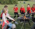 Bild: ekl
Die Gelegenheit, am offenen Feuer Stockbrot zu backen, wurde beim Johannisfeuer des Kolping-Spielmannszuges rege genutzt.