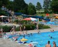 Bild: jr
Hochbetrieb herrschte am Mittwoch im Mitterteicher Freibad. An der Wasserrutsche bildeten sich ständig lange Schlangen.