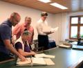 Bild: Peter Bogner
Interkommunaler Archivar David Austermann (rechts), Bürgermeister Josef Reindl (Zweiter von rechts) und Verwaltungsobersekretär Sascha Fritzsche (links) freuen sich über die ehrenamtliche Mitarbeit von Elisabeth Frauendorfer.