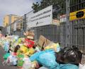 Bild: Wolfgang Steinbacher
Der Container-Stellplatz am Stockerhut ist verschlossen, die Müllsäcke stapeln sich davor. Darüber steht, wie zum Hohn, das Werbeschild des Bauhofs „Für ein sauberes Weiden. Danke für Ihre Unterstützung“. Offensichtlich kooperiert hier der Bürger nicht so gut mit der Stadt.
