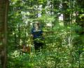 Bild: Lino Mirgeler
Eine Polizistin sucht mithilfe eines Suchhundes in einem Waldstück nach Hinweisen.