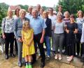 Bild: hai
Natürlich gehört auch Enkelin Lilly mit zu dem Gästen, die mit Gertrud und Franz Zetlmeisl (Dritte und Sechster von links) die goldene Hochzeit feiern.