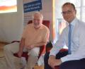 Bild: Kunz
Alfons Ernstberger (links) und Daniel Bronold von der Caritas Weiden diskutieren über den Pflegenotstand in Deutschland.