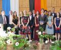 Bild: wbe
Die Ehrung der Besten (von links): Schulleiter Dieter Meyer, Bürgermeister Michael Göth, Antonia Falk (1,5), Miriam Haller (1,3), Mia Deichler (1,3), Tobias Kredler (1,0), Benjamin Blos (1,0), Luisa Söhnlein (1,5), Dominik Brunner (1,0), Linda Fuchs (1,5), Hannah Weber (1,4), Leo Schurath (1,3), Paula Mayer (1,4), Kilian Guttenberger (1,3), Studiendirektor Klaus Meidenbauer und Landrat Richard Reisinger.