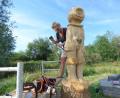 Bild: Stefan Voit
Die Skulptur „Der Taucher“ von Hanna Regina Uber setzt sich mit dem Zwiespalt zwischen Schutz und Einengung auseinander und mit der Frage wer wir hinter der Hülle, die wir nach außen präsentieren, eigentlich sind.