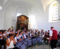 Bild: fjo
Zum Auftakt der Waidhauser Sommerserenaden gastiert das Vereinsorchester unter Leitung von Hermann Mack in der Kirchengedenkstätte der Nachbar- und Partnergemeinde Rozvadov.