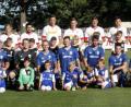 Bild: Hirsch
Kreisligist TV Wackersdorf (blaue Trikots) hatte am Freitagabend den SSV Jahn Regensburg (stehend) zu Gast. Die Zweitliga-Profis gewannen 20:1.