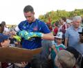 Bild: gb
FCN-Torwart Christian Mathenia entdeckt das Schild, das der siebenjährige Ludwig (links) für ihn geschrieben hat und schenkt ihm dafür kurzerhand seine Handschuhe.