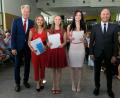 Bild: Hirsch
Oberstudiendirektor Dr. Johannes Werner (links) und Oberstufenkoordinator Hartmut Hübner (rechts) gratulierten Julia Wagner, Margareta Rupprecht und Julia Schiml (von links) zu einem Notendurchschnitt von 1,1.